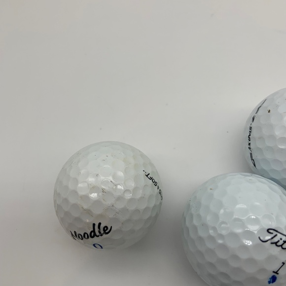 Lot of 5 Callaway Srixon Titleist & Noodle Golf Balls - Picture 8 of 12